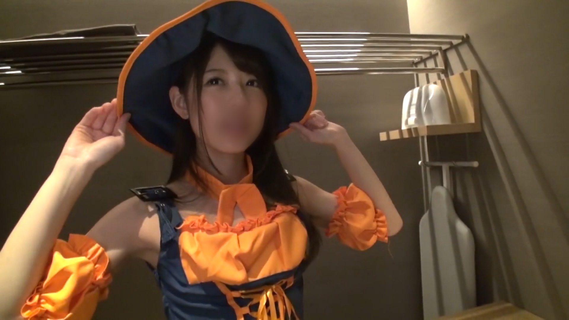 FC2-PPV-3999739 【素人ナンパ】**psojpnqzz* ハロウィンの魔女っ子ちゃんとSEX成功。友達の前で赤面エロ顔イキ。 Sample 1