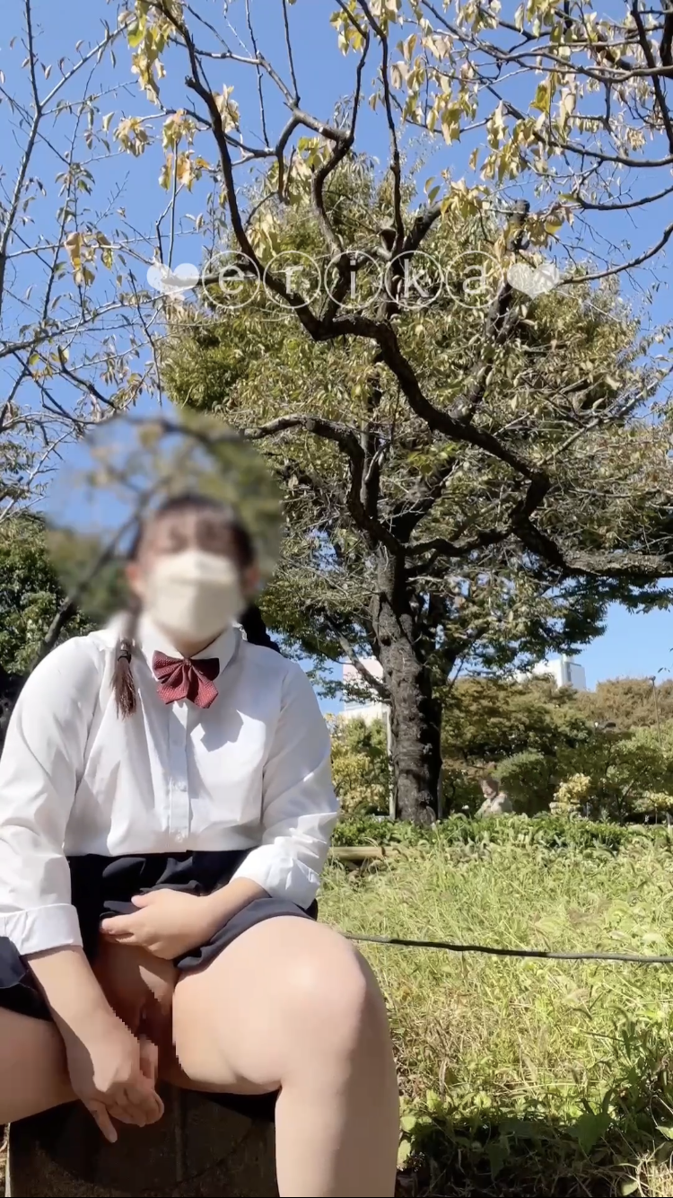 FC2-PPV-4000163 【18歳学生Gカップえりかの自撮り】**psojpnqp*x ☆彡スカイツリーのそばの公園で、後ろを人が通ったり車が通っている中でディルドオナニーしちゃいました！！！オナニーしてたら正面からおばさんが！？ Sample 9