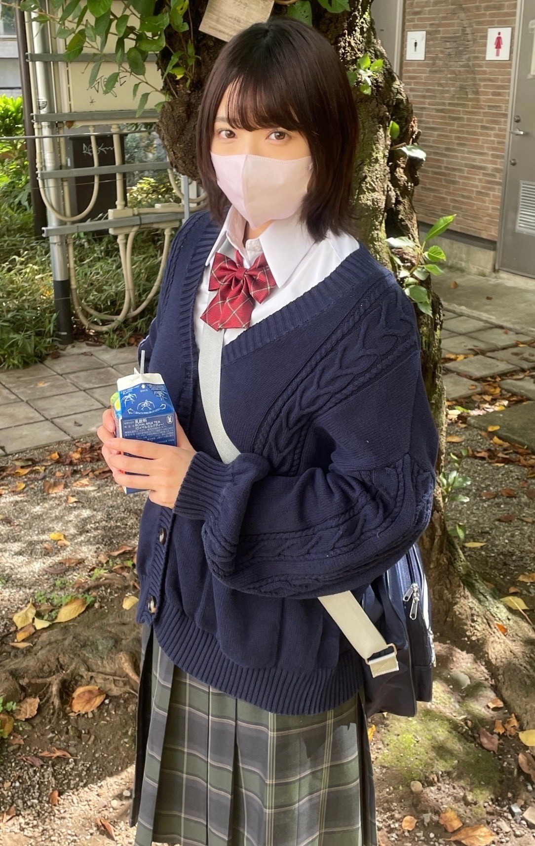 FC2-PPV-4063165 【プラチナ級】***szzoqn**y 超上玉18才のキッツキツで真っピンクの秘部へ大量中出し Sample 1