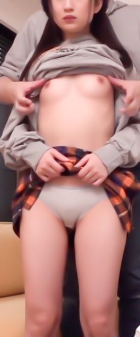 FC2-PPV-4070351 【初撮影・顔出し】**sqpnnjozj ショップ店員として働く彼女の初撮影。