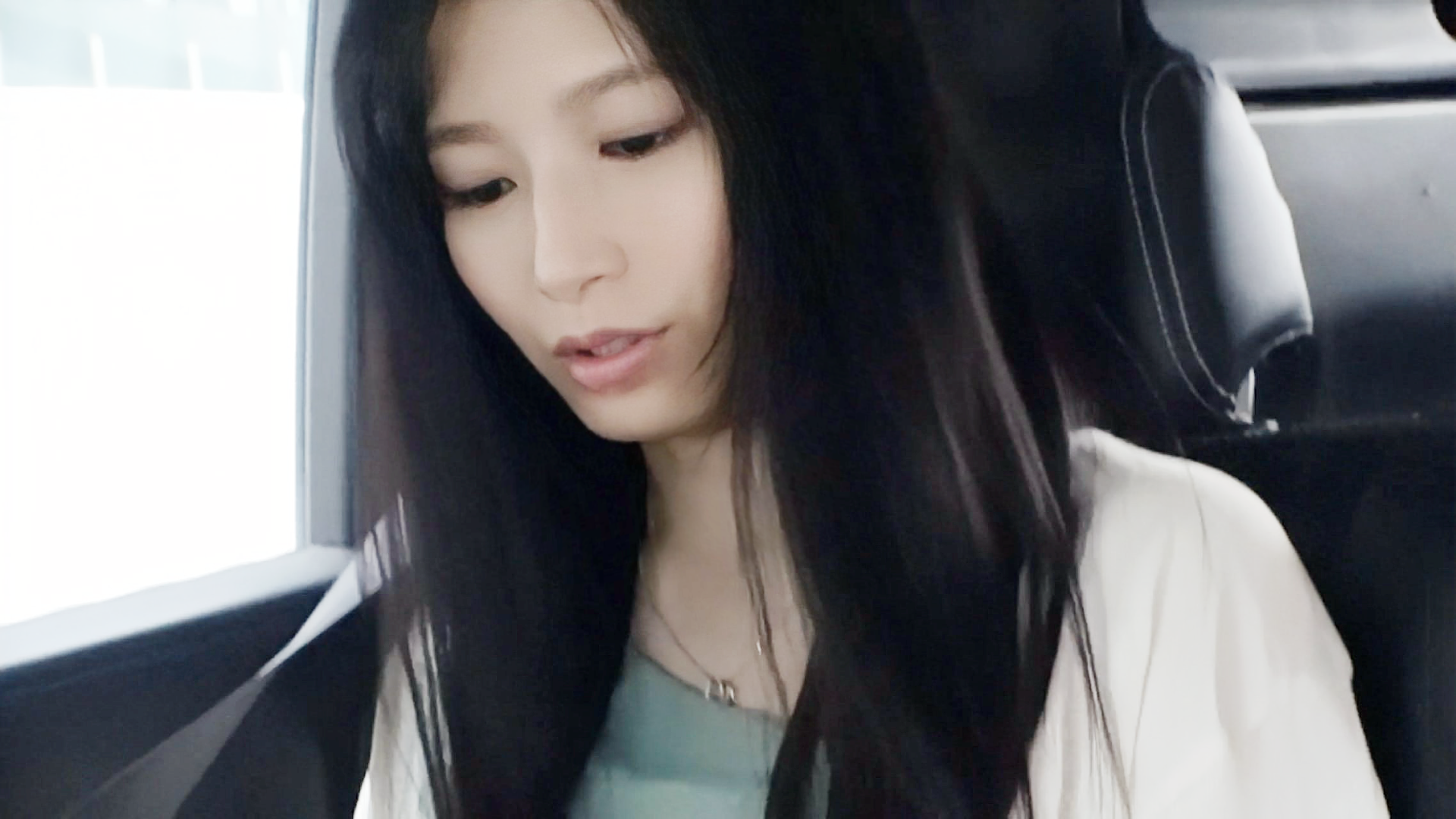 FC2-PPV-4075472 【純粋】**sqpnnyjsy 病院の事務をしている黒髪スレンダー美人26歳 素股だけのはずが何回も中出し Sample 1
