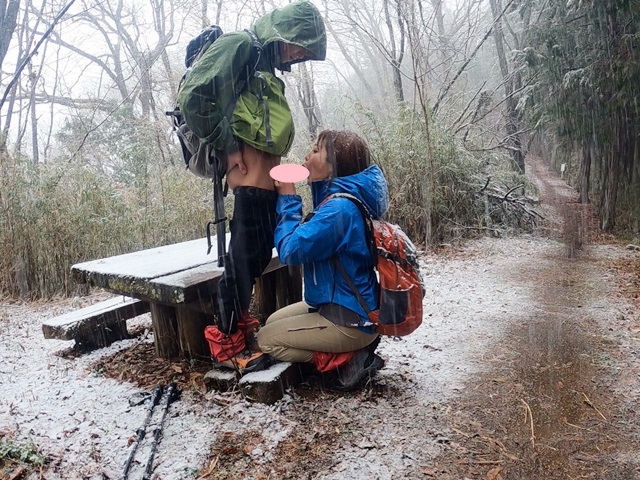 FC2-PPV-4088877 デカ尻美人のセフレに誘われ登山…雪の降る山という非現実シチュで青カン！***szzoqn**p 温かい口マンコにホットザーメン注入しごっくんシてもらった Sample 4