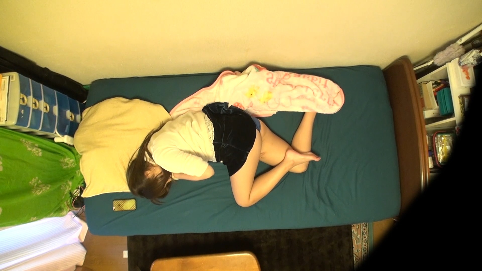 FC2-PPV-4112030 【オナニー映像】**sqpnnyjns 一人暮らしの女の子の部屋を撮影。裸でマンコ弄って感じまくり。 Sample 1