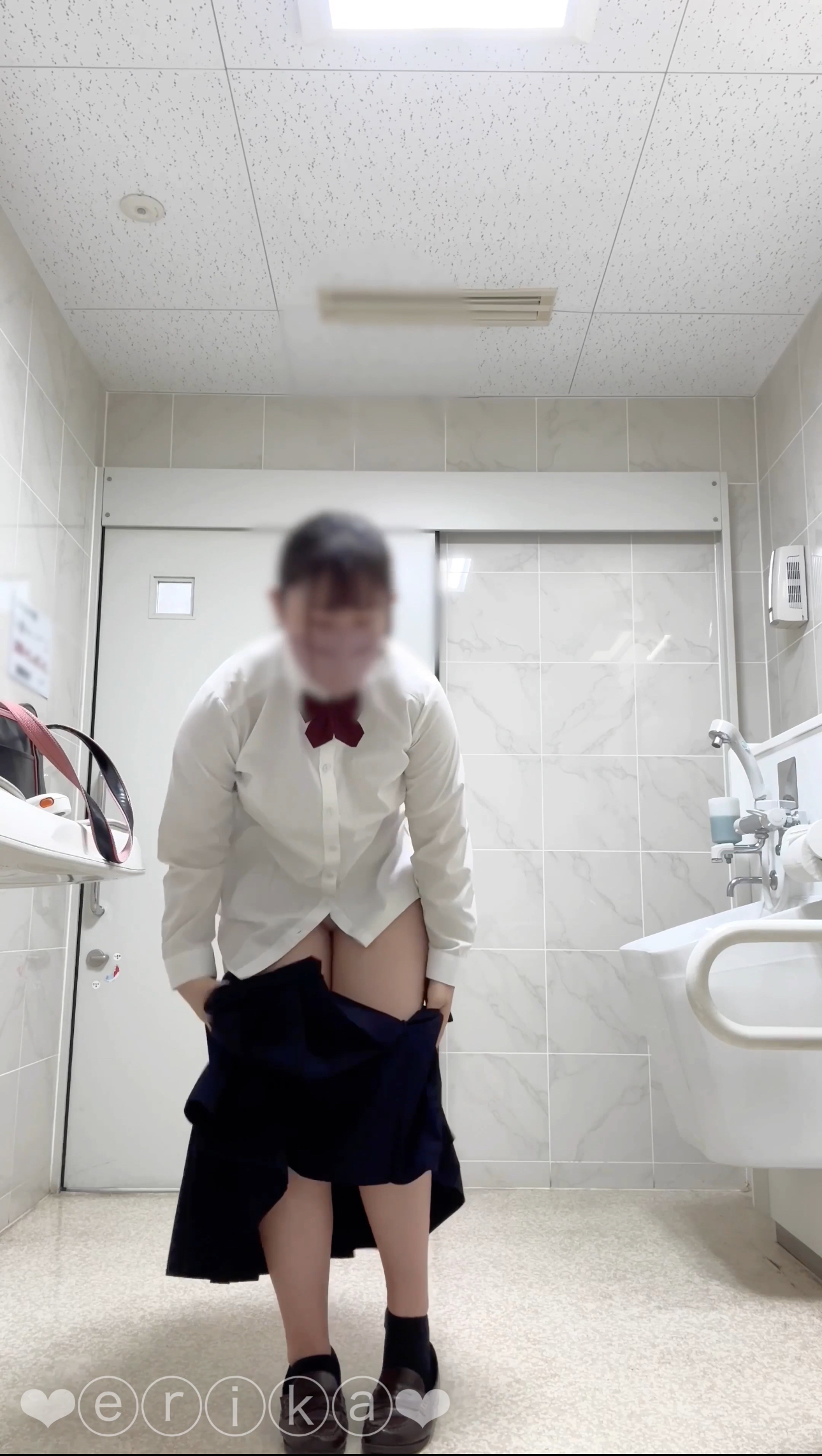 FC2-PPV-4193149 【18歳Gカップえりかの自撮り】***szzoqno*n ☆彡家電量販店のトイレで制服を全部脱いで全裸になってディルドオナニーしました、本気汁まみれのおまんこアップもあります！！床にたれちゃた、、 Sample 2