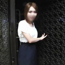 FC2-PPV-4227570 《中出し》***oypszjnyo 自宅に浮気相手連れ込む34歳・ショートヘアー美人妻◆巨根チ○ポに夢中でしゃぶりつく淫乱プレイ◆パイパンおま○こに中出しフィニッシュ！