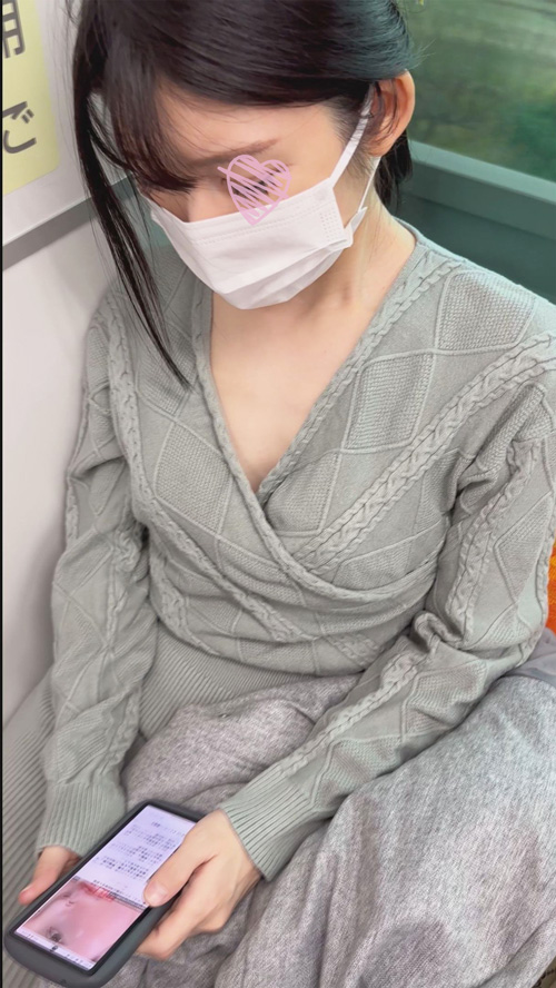 FC2-PPV-4232570 [電車胸チラ]***szzoqzjyq ニットの隙間から見える特大チクビに驚き、乗り換えしてまでの追撮成功 Sample 1