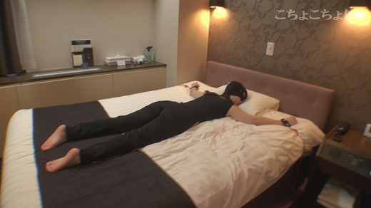 FC2-PPV-4300940 こちょこちょ族　パ***oypsxpqzs 活*に恥ずかしい衣装でくすぐり責めしてみた…　リサ　21歳　シン・ジャージ編　その2 Sample 1