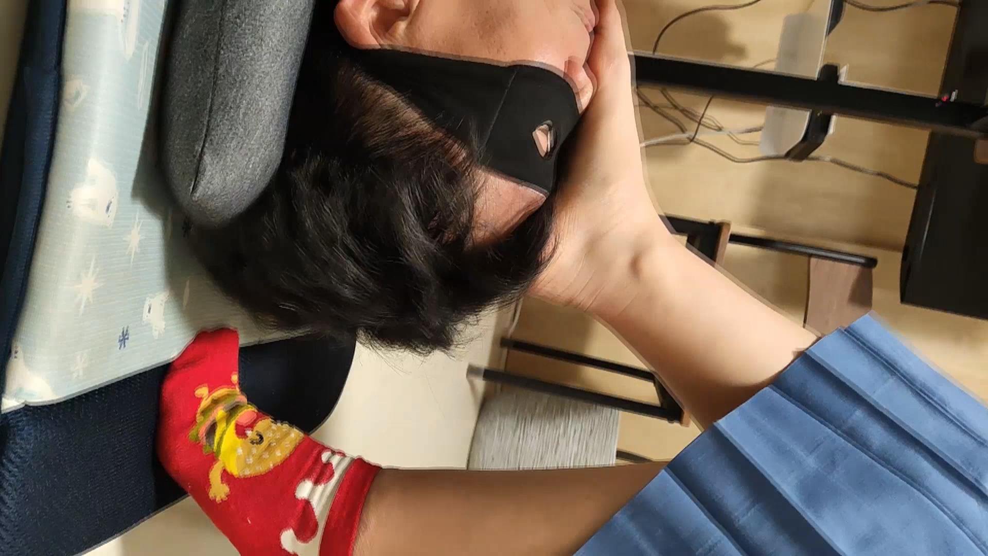 FC2-PPV-4320060 渚ちゃんの机の下で顔**sqpnnj*zq 面両足立ち生足編 Sample 4