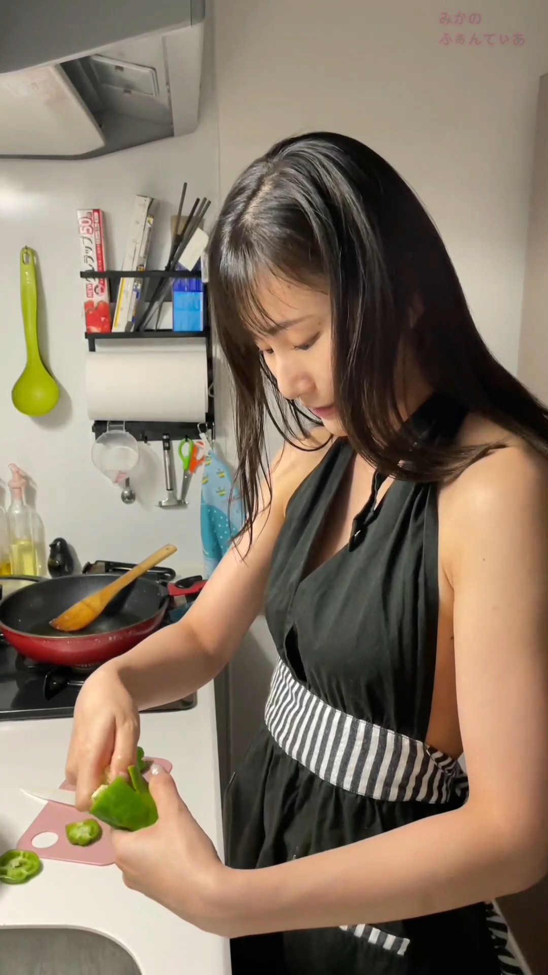 FC2-PPV-4328631 【素人個撮】**sqpnnyjos ナンパに成功。巨乳セフレに台所で裸エプロンで手料理。そのままキッチンでハメ撮り Sample 1