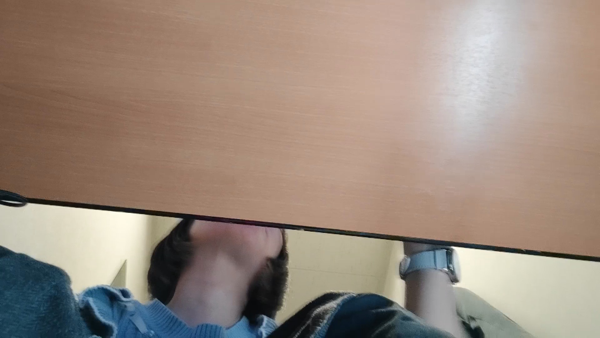 FC2-PPV-4339430 翼ちゃんのネッ**sqpnnjqsq トカフェで生足舐め踏み Sample 2