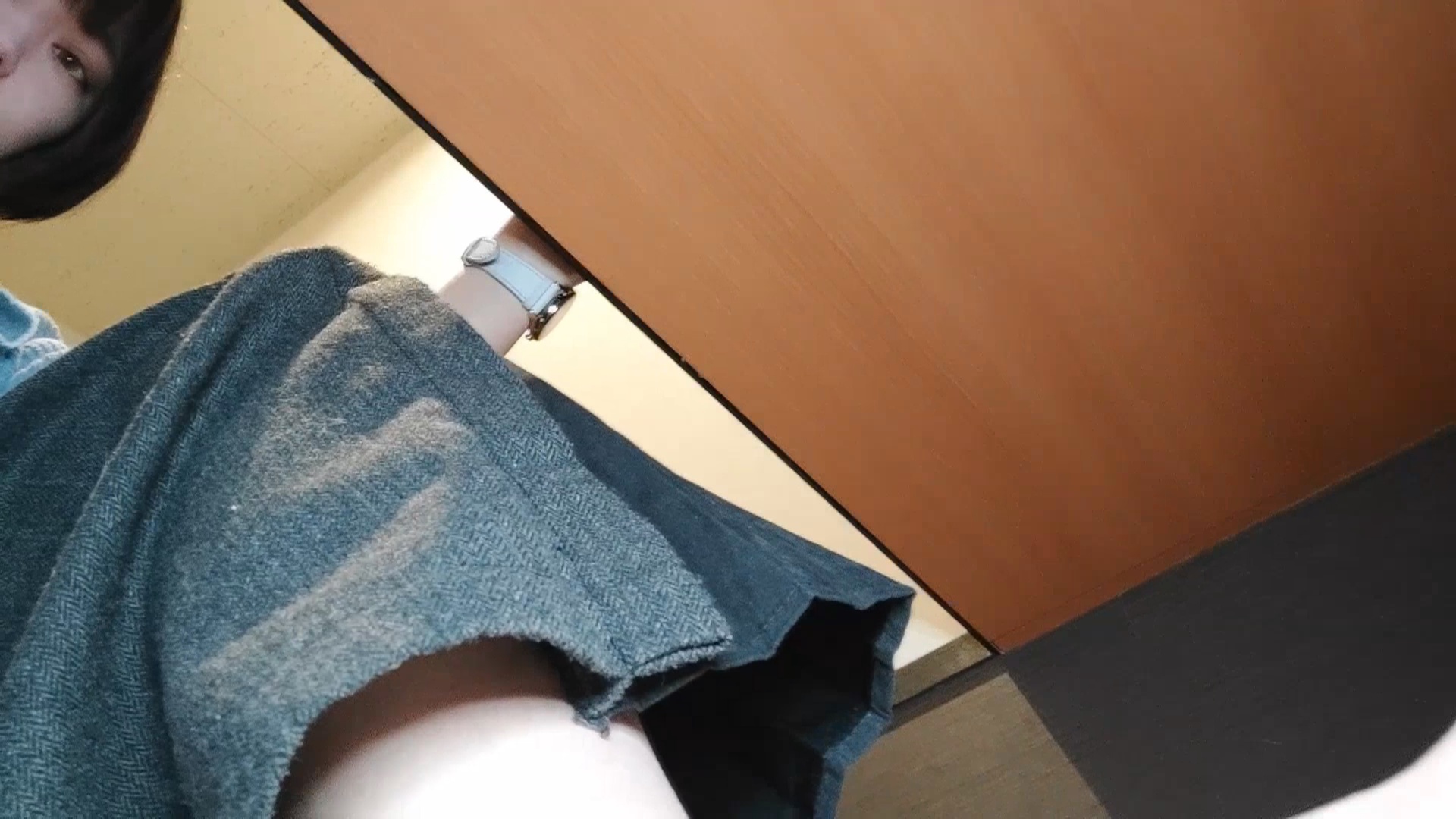 FC2-PPV-4339430 翼ちゃんのネッ**sqpnnjqsq トカフェで生足舐め踏み Sample 4