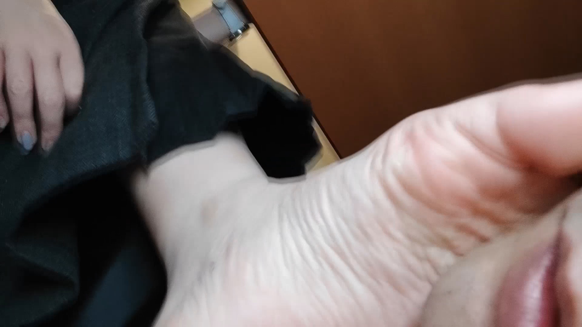 FC2-PPV-4339430 翼ちゃんのネッ**sqpnnjqsq トカフェで生足舐め踏み Sample 5