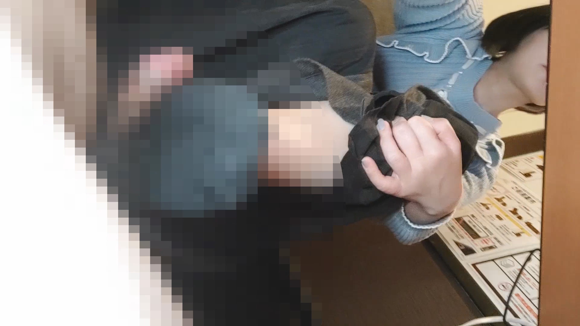 FC2-PPV-4345406 翼ちゃんのネットカフェで机の下で密かに足コキ、**psojpnq*yx ソックス編　（初めだけ靴コキ） Sample 7