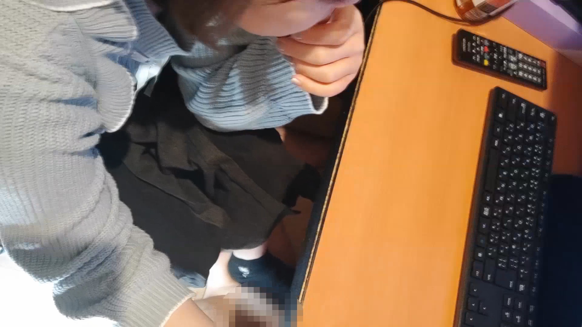 FC2-PPV-4345406 翼ちゃんのネットカフェで机の下で密かに足コキ、**psojpnq*yx ソックス編　（初めだけ靴コキ） Sample 8