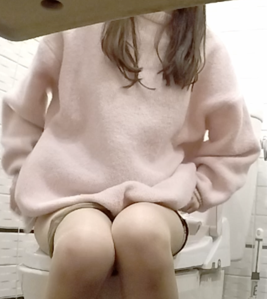 FC2-PPV-4352025 [藻無し特典]**sqpnnjqqy 美女達の洗面所レポート アイドル級ゆるふわ美女の美脚と密林 ほか全5名 Sample 4
