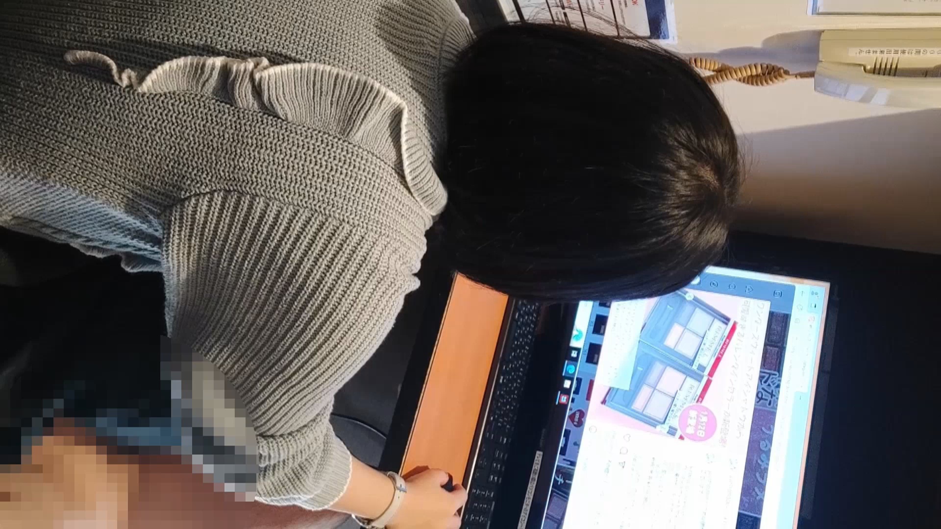 FC2-PPV-4353468 翼ちゃんのネットカフェで机の下で密かに足コキ生足VO***szzoqzjqq L2フィニッシュ編 Sample 3
