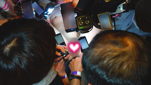 FC2-PPV-4409022 触りすぎる！**sqpnnjsoj 令和最新ハプニング撮影会⑧まん肉バスターでずぼまん状態ｗ全方位カメコに囲まれた僅かな隙間から見えた奇跡のおま●こ Sample 10