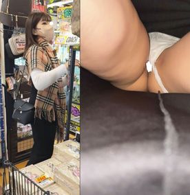 FC2-PPV-4431869 え！**pzjpoqojso パンツずれてる！ほぼマ●コ出てる状態でハイブラ鞄をお買い物＆スカートめくりも！