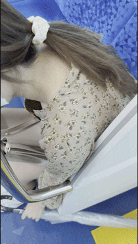 FC2-PPV-4440248 [電車胸チラ]**sqpnnyjnn 傘を拾おうと屈んだ瞬間、勃起乳首とおっぱいが見えました