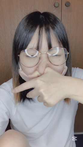 FC2-PPV-4674466 親指が貫通！？不思議な鼻に目が釘付け♡（ショート動画）