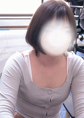 FC2-PPV-4677028 パンティが濡れちゃって大変なことになったお*さん！　ローアングルから覗くスカートの中