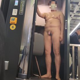 FC2-PPV-4677215 公開オ〇ニー！数百人が行き交う駅構内で全裸露出！過去一の超良作動画です