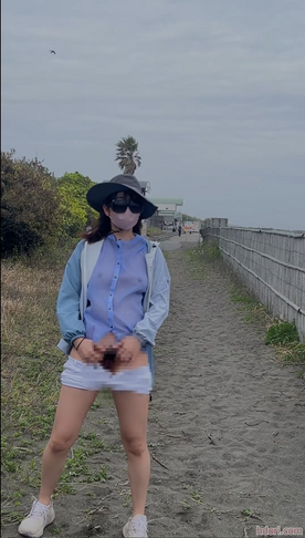 FC2-PPV-4693344 砂浜で野外露出　透けおっぱいマン毛晒し