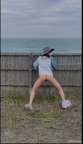 FC2-PPV-4693388 海で野外露出　開放的な浜辺で一人エッチする