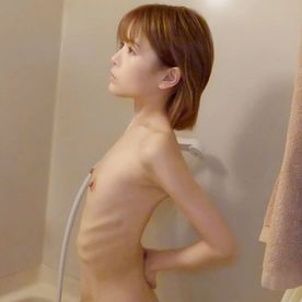 FC2-PPV-4698947 史上最もペラペラな極貧ガリ子19歳　美しくて狭い穴にキャパ越えの大量中出し【超高画質4K送付】