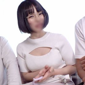 FC2-PPV-4704480 【素人／個撮】茶髪ショートボブの可愛い地味メガネ女子大生。Ｈカップの爆乳おっぱい揺らして激イキ３Ｐ中出しセックス。