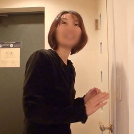 FC2-PPV-4714035 【人妻／熟女】42歳茶髪ベリーショートの貧乳スケベ奥さま。感度の良い熟マンをガン突きハメ撮りセックス。