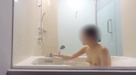 FC2-PPV-4729640 ガラス越しの入浴シーン