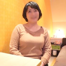 FC2-PPV-4736938 【専業主婦】着ているものが全てパツパツになるくらい豊満な奥様。 フェラとパイズリで甘えながら挿入をせがむ様はまるで乙女。