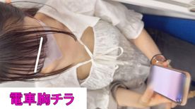 FC2-PPV-4740899 [電車胸チラ]チクビ確定演出！白い前開きシャツがくぱぁっ、と開いて見えたAAAカップ