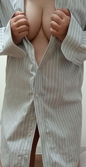 FC2-PPV-4741701 ニーハイと彼シャツ風で感じてるエロいお*さん