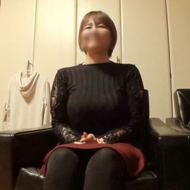 FC2-PPV-4758048 【人妻／熟女】52歳茶髪ショートヘアのぽっちゃりボディ奥さん。大きなお尻プルプル揺らしてヨガリ淫れるハメ撮りセックス。
