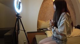 FC2-PPV-4760603 低身長で笑顔が可愛い未経験盛れるライト渡したら自撮りとTikTok撮り始めたので**しちゃいました