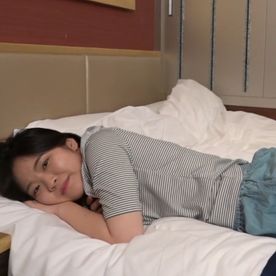 FC2-PPV-4782876 【アイドルのような女子大生】黒髪のあどけない笑顔が可愛い小柄Aカップ貧乳の都内女子大生とのホテルでのハメ撮りプレイ※