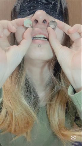 FC2-PPV-4804418 衝撃！鼻の穴の中にまた穴！？ピッチリサイズのピアス2つを両穴から入れる！