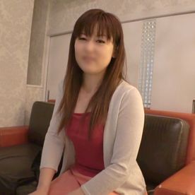 FC2-PPV-4804667 【人妻】落ち着いているマダムが不倫でド淫乱女化。 フェラで責めっ気強めな姿を見せつつも、電マ攻めや生ハメでイクー！