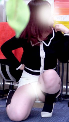 FC2-PPV-4849281 バレてる、いやバレてない？赤髪むちむちおねえさんとのおパンツ攻防戦