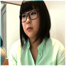 FC2-PPV-4870782 [個撮]⚠️地味眼鏡妻陥落⚠️地味でダサ子な人妻がAV出演？！コンドーム外して生中出し！