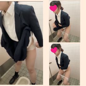 FC2-PPV-4875470 ★特典あり★《アイドル級に可愛い素人》最近減ってしまった和式トイレ