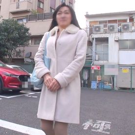 FC2-PPV-4879156 【不倫】身長168cm、モデルのような美脚を持つセレブ奥様(52歳) 欲求不満状態で旦那の夕飯準備より不倫を選択。他人棒で散々イキ狂って潮吹き！！