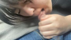 FC2-PPV-4881164 彼氏と同棲を始はじめた新入社員の車内フェラ。　春休みなので自宅に〇共がいるにもかかわらず、洗面所でフェラ抜きするマ〇友。　ギャル妻の時短車内フェラ抜き。