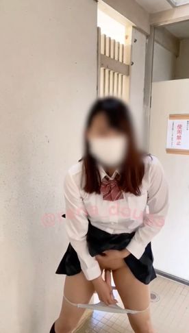FC2-PPV-4881795 〈えれなの露出動画〉公衆トイレの洗面台は男子トイレが丸見え！そんな場所でパンツを膝まで下ろしてディルドオナニーしました、、最後男の人が来てびっくりして個室に逃げ、そのままオナニーしました、、